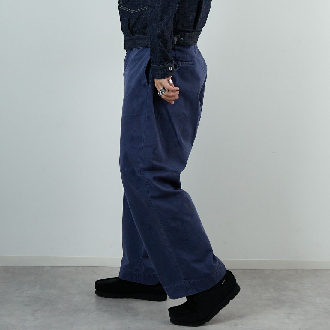 BOW WOW [バウワウ] エッセンシャルエイジドチノパンツ [BW252-ECP] AGED NAVY &&モデル身長：179cm 着用サイズ：XXXL&&