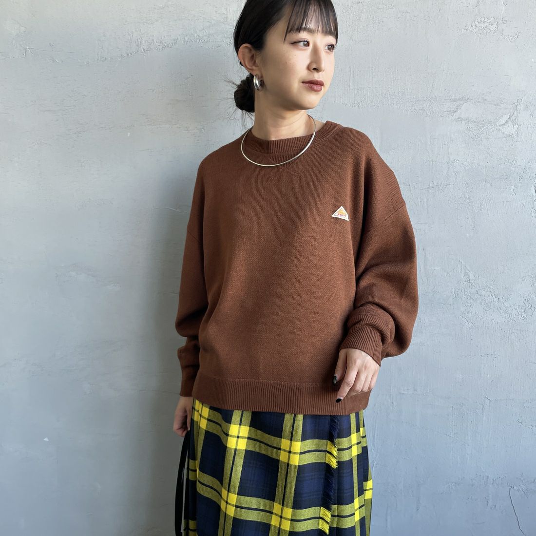 KELTY [ケルティ] 別注 ワンポイントロゴ スウェットライクニット [KE253W30IN03-JF] BROWN &&モデル身長：150cm 着用サイズ：S&&