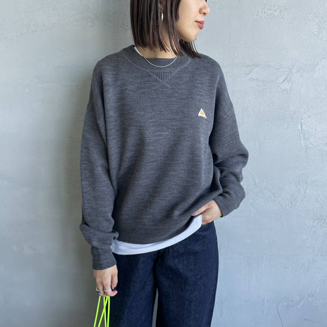 KELTY [ケルティ] 別注 ワンポイントロゴ スウェットライクニット [KE253W30IN03-JF] CHARCOAL &&モデル身長：159cm 着用サイズ：M&&