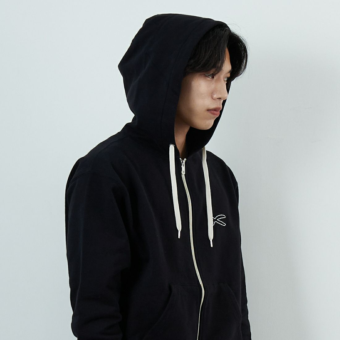 DENHAM [デンハム] チェーンステッチ ジップアップフーディ [CHAIN-ZIP-UP-HOODY] BLACK &&モデル身長：179cm 着用サイズ：M&&