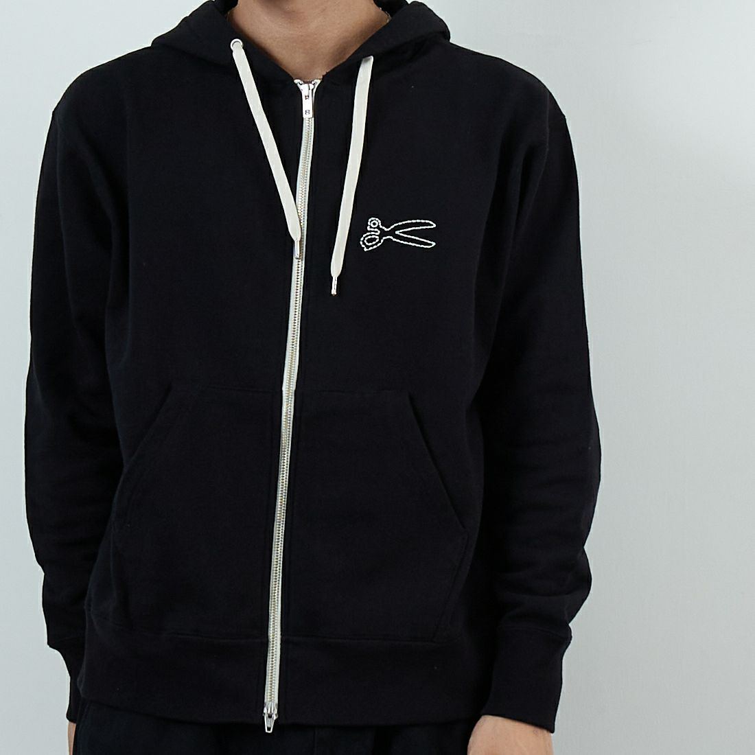 DENHAM [デンハム] チェーンステッチ ジップアップフーディ [CHAIN-ZIP-UP-HOODY] BLACK &&モデル身長：179cm 着用サイズ：M&&