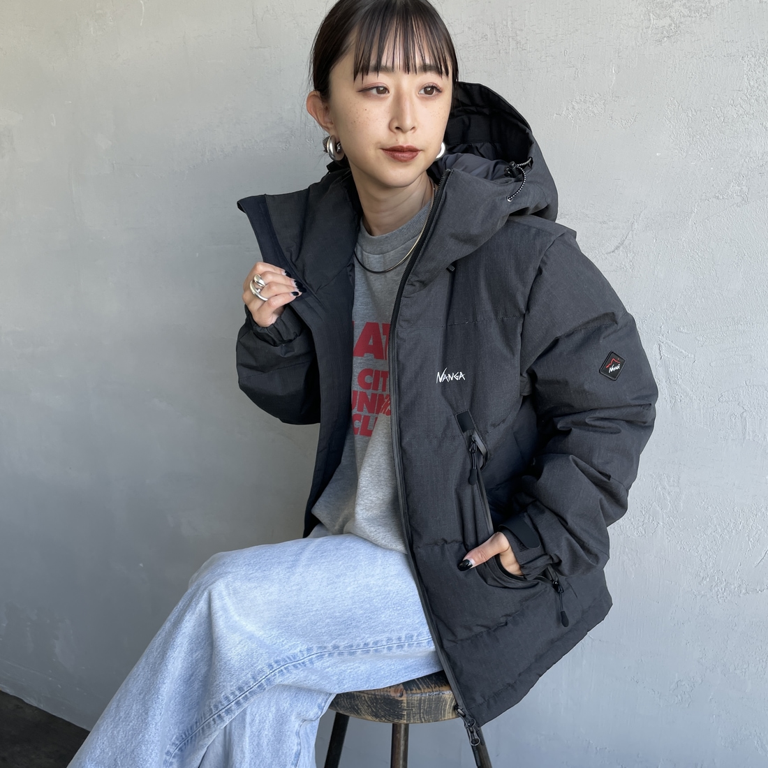 JEANSFACTORY × NANGA [ジーンズファクトリー × ナンガ] 別注 HINOC 難燃タフタダウンジャケット [JMP-254-031-JF] BLACK &&モデル身長：150cm 着用サイズ：S&&