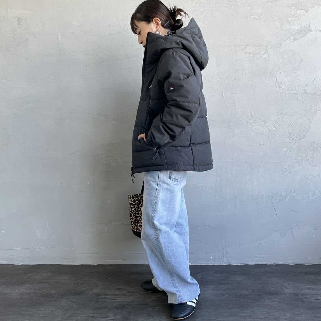 JEANSFACTORY × NANGA [ジーンズファクトリー × ナンガ] 別注 HINOC 難燃タフタダウンジャケット [JMP-254-031-JF] BLACK &&モデル身長：150cm 着用サイズ：S&&