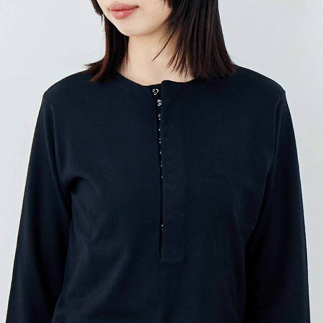 RIM.ARK [リムアーク] ホックデザインシルクブレンドニット [460IAL70-1191] BLK &&モデル身長：162cm 着用サイズ：F&&