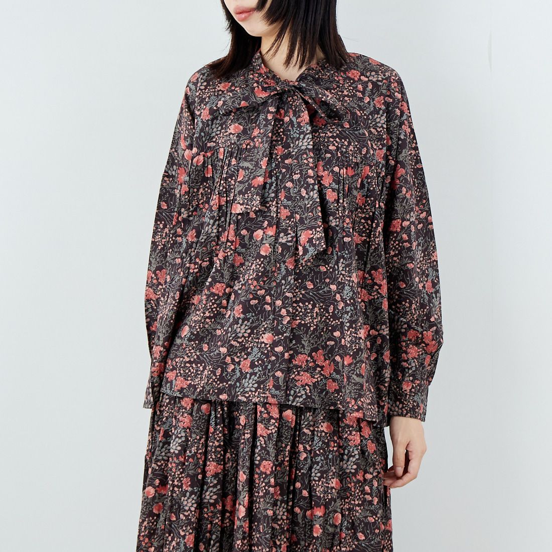 soil [ソイル] キャンブリック フラワープリントタイギャザーフライフロントシャツ [NSL25592] 9850 OFF.B &&モデル身長：162cm 着用サイズ：1&&