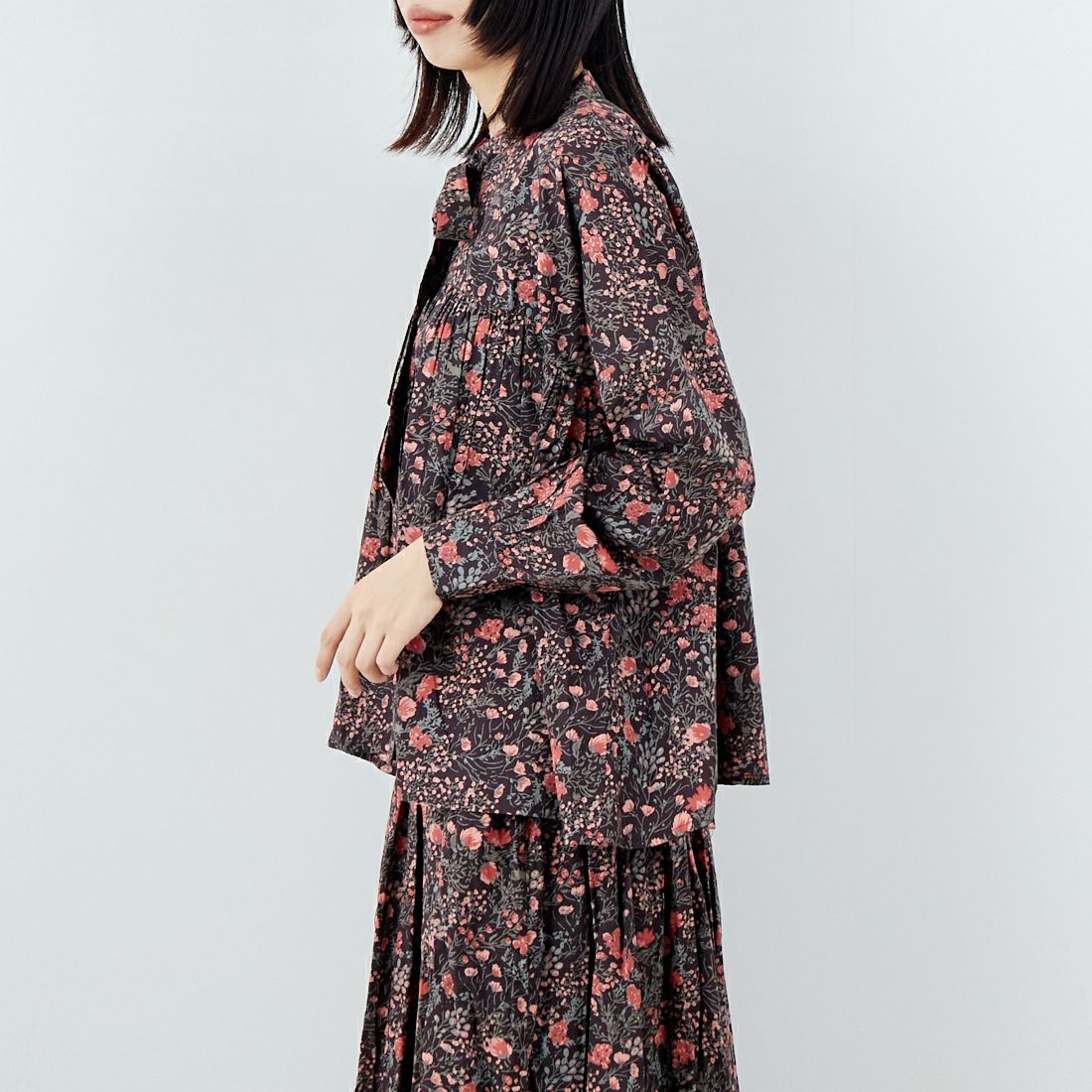 soil [ソイル] キャンブリック フラワープリントタイギャザーフライフロントシャツ [NSL25592] 9850 OFF.B &&モデル身長：162cm 着用サイズ：1&&