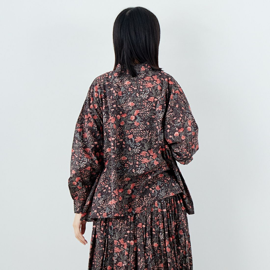 soil [ソイル] キャンブリック フラワープリントタイギャザーフライフロントシャツ [NSL25592] 9850 OFF.B &&モデル身長：162cm 着用サイズ：1&&