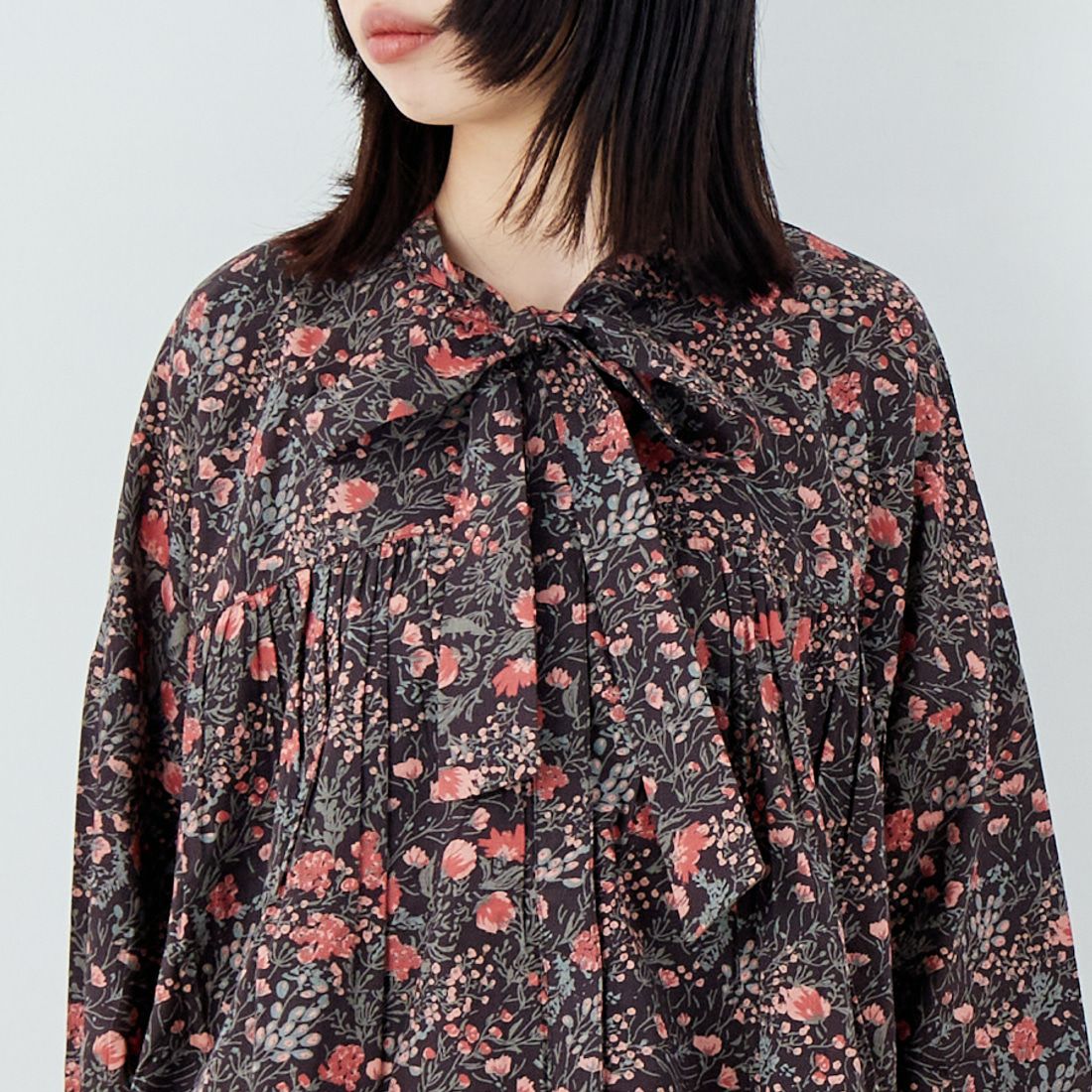 soil [ソイル] キャンブリック フラワープリントタイギャザーフライフロントシャツ [NSL25592] 9850 OFF.B &&モデル身長：162cm 着用サイズ：1&&