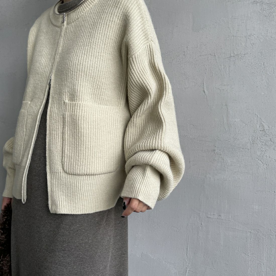 Maison de L'allure [メゾン ドゥ ラリュール] ダブルジップニットブルゾン [M25131041] 22 BEIGE &&モデル身長：150cm 着用サイズ：F&&