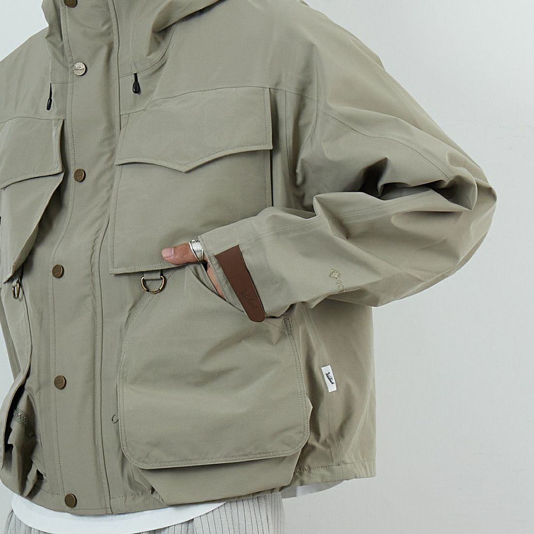 WOOLRICH [ウールリッチ] ゴアテックス 3レイヤーフィッシングジャケット [WJOU2000] OLIVE &&モデル身長：179cm 着用サイズ：M&&