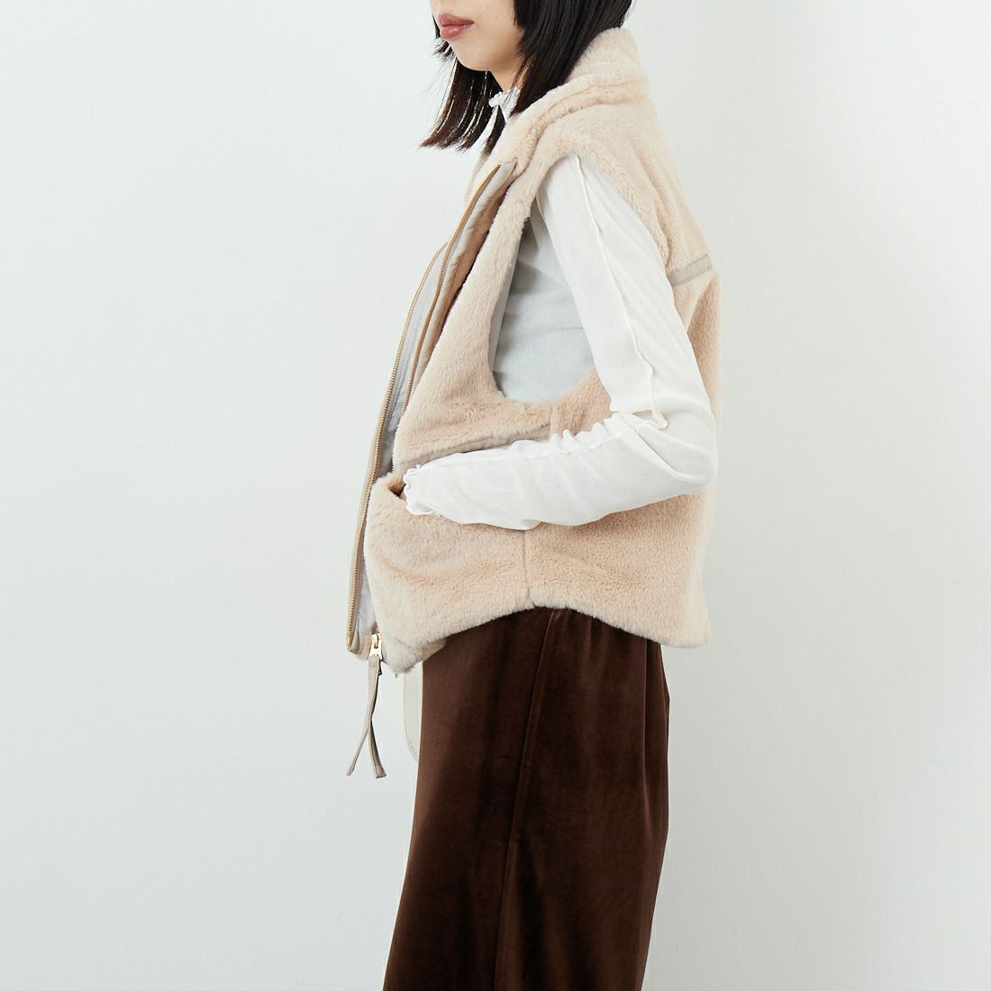 KHA:KI [カーキ] スタンドカラーファーベスト [MIL25FJK3228] BEIGE &&モデル身長：162cm 着用サイズ：1&&