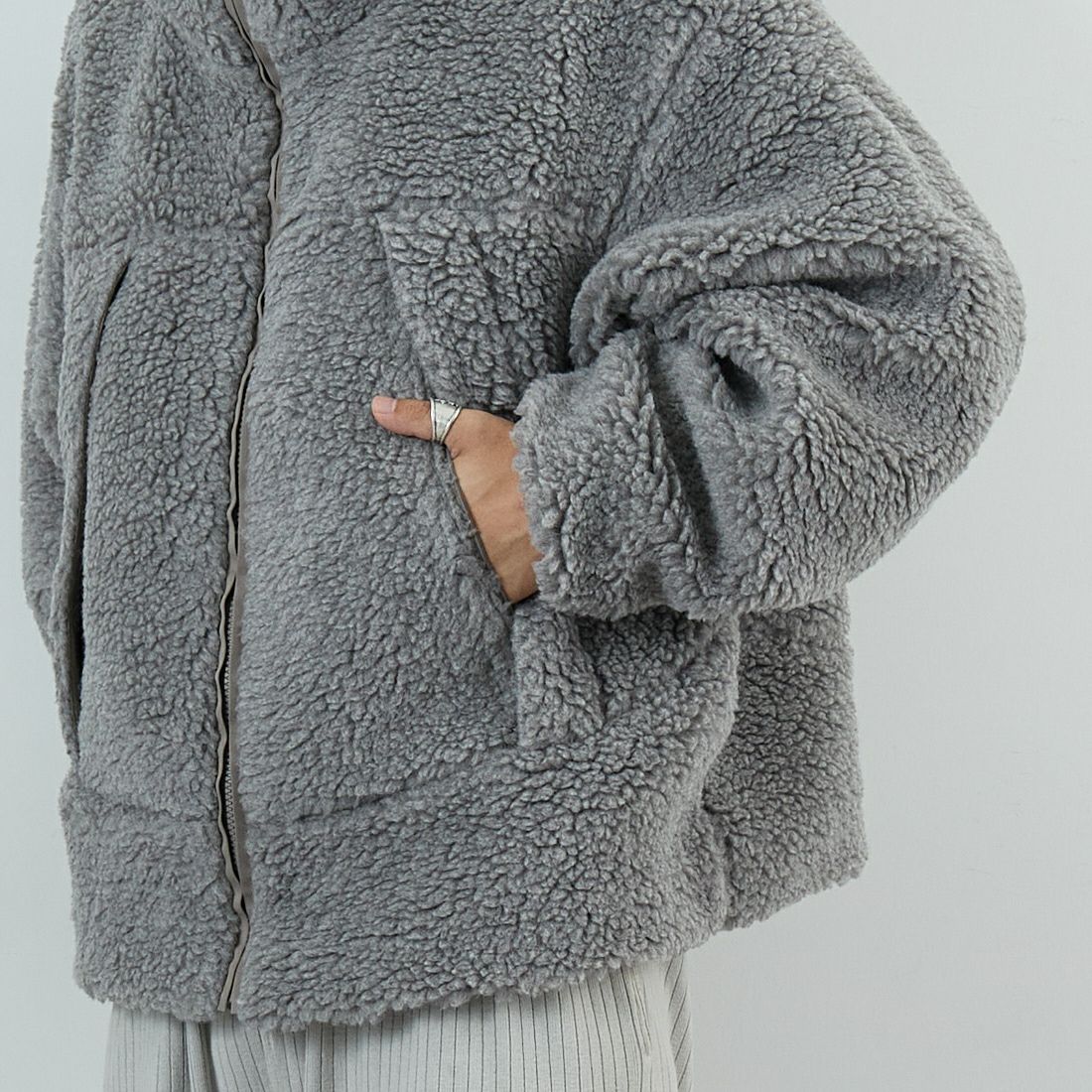 WOOLRICH [ウールリッチ] ボアフリースパーカー [WJOU2022] GRAY &&モデル身長：179cm 着用サイズ：M&&
