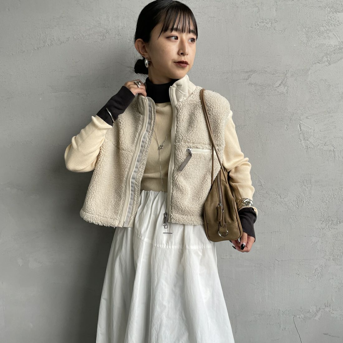 Gymphlex [ジムフレックス] コージーライトボア ショートベスト [GY-A0568BOL] OYSTER WHT &&モデル身長：150cm 着用サイズ：14&&