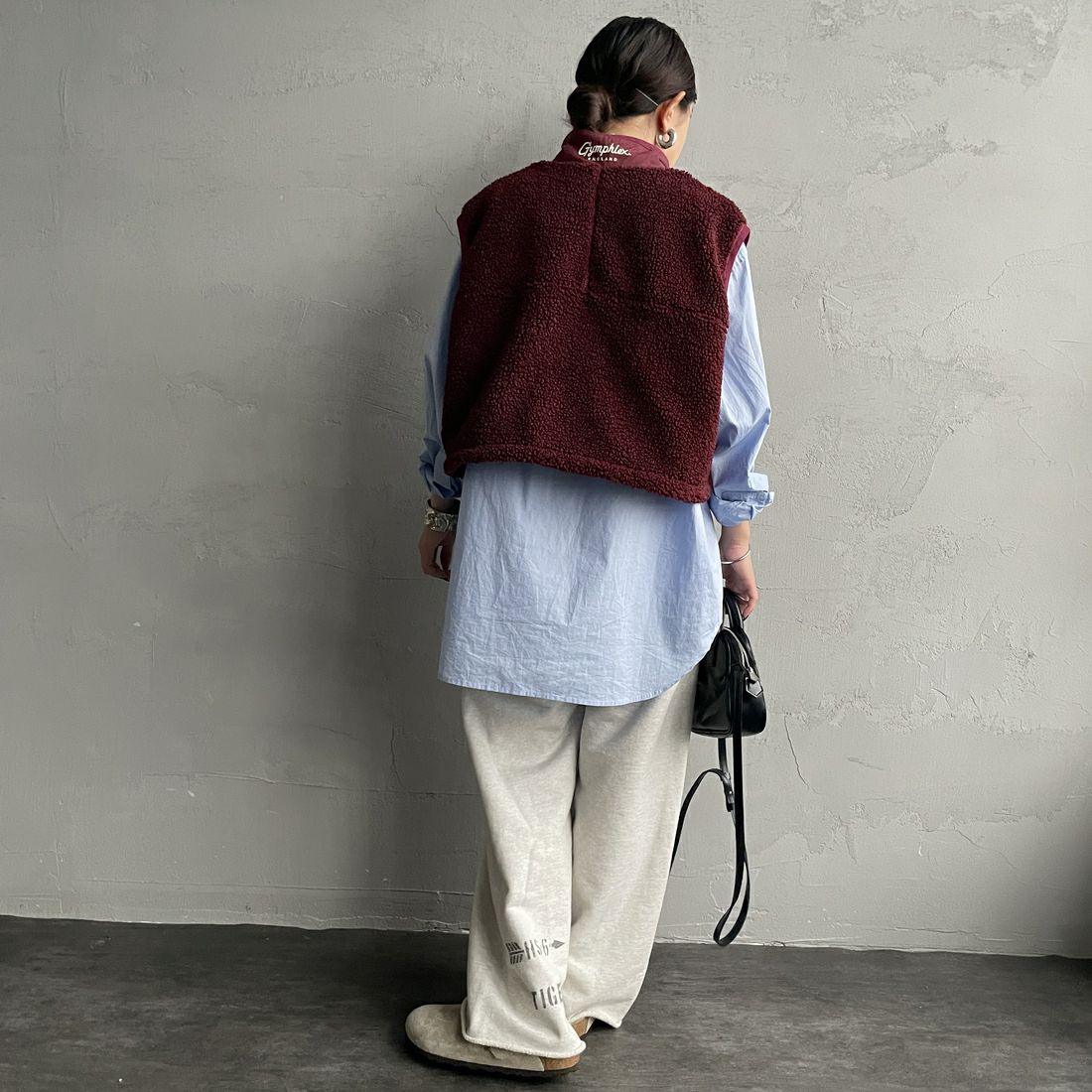 Gymphlex [ジムフレックス] コージーライトボア ショートベスト [GY-A0568BOL] DK.RED &&モデル身長：150cm 着用サイズ：14&&