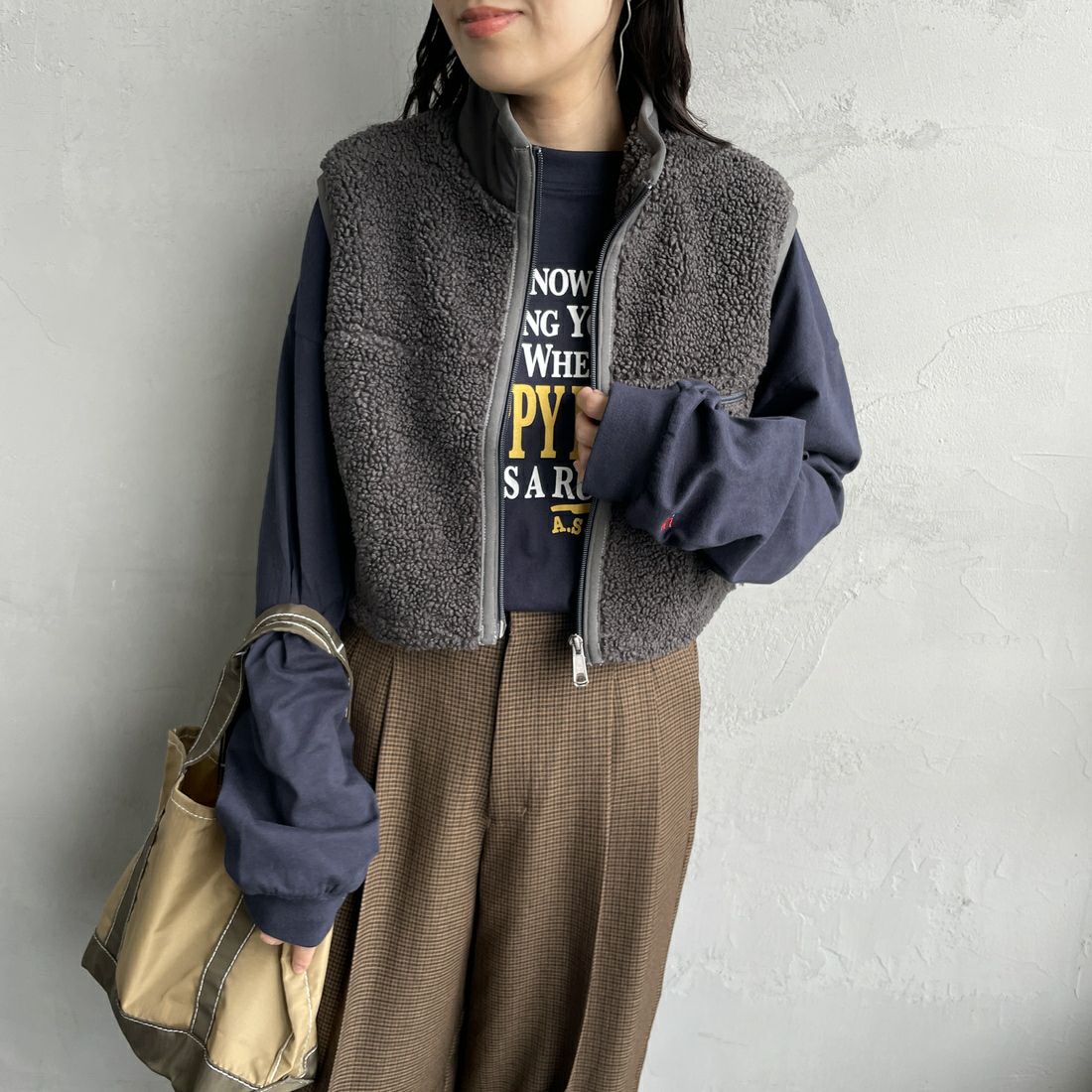 Gymphlex [ジムフレックス] コージーライトボア ショートベスト [GY-A0568BOL] COAL GREY &&モデル身長：160cm 着用サイズ：14&&