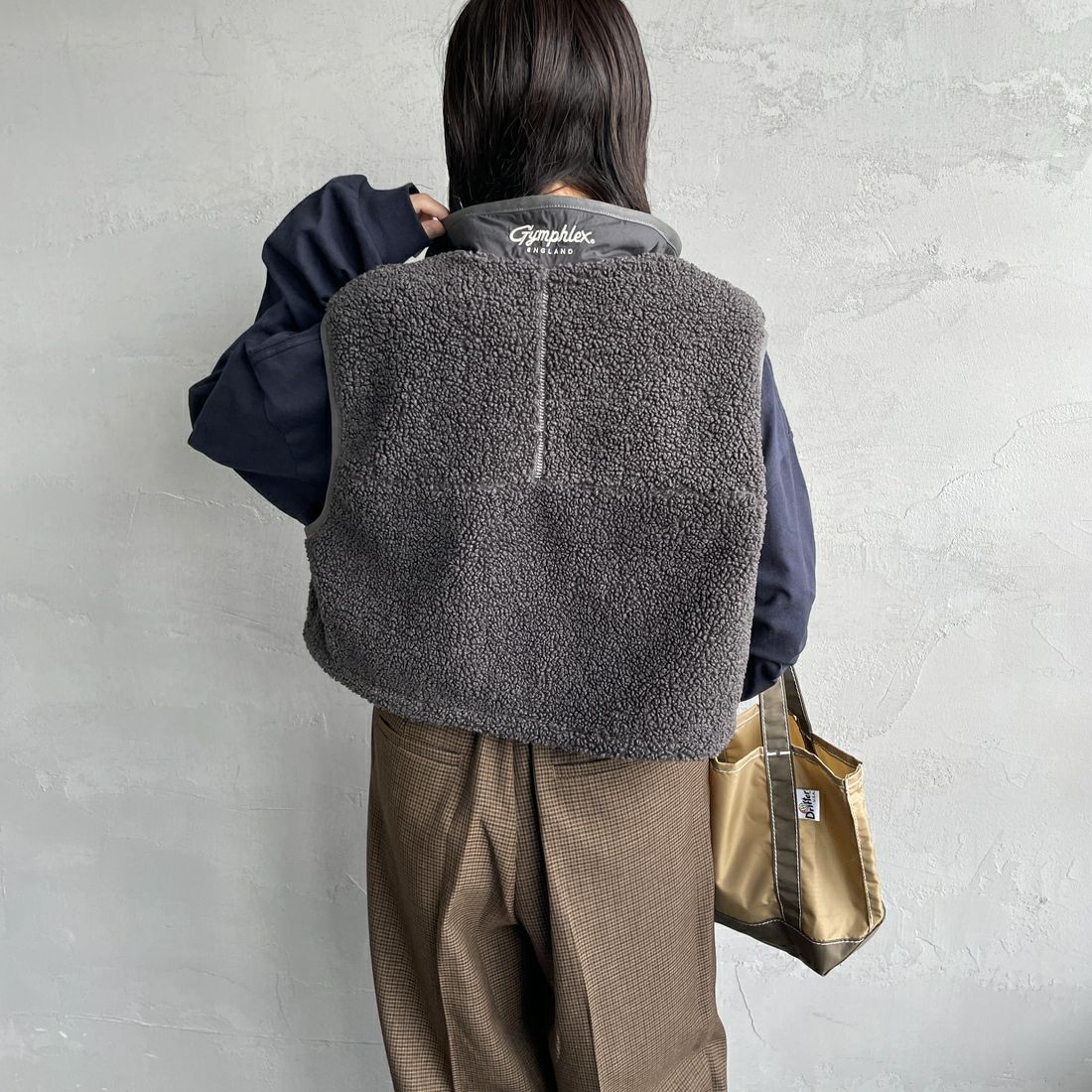 Gymphlex [ジムフレックス] コージーライトボア ショートベスト [GY-A0568BOL] COAL GREY &&モデル身長：160cm 着用サイズ：14&&
