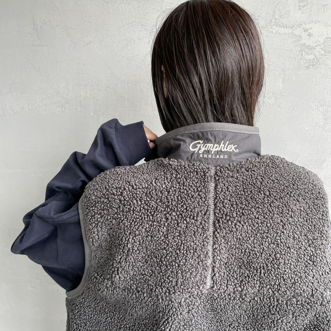 Gymphlex [ジムフレックス] コージーライトボア ショートベスト [GY-A0568BOL] COAL GREY &&モデル身長：160cm 着用サイズ：14&&