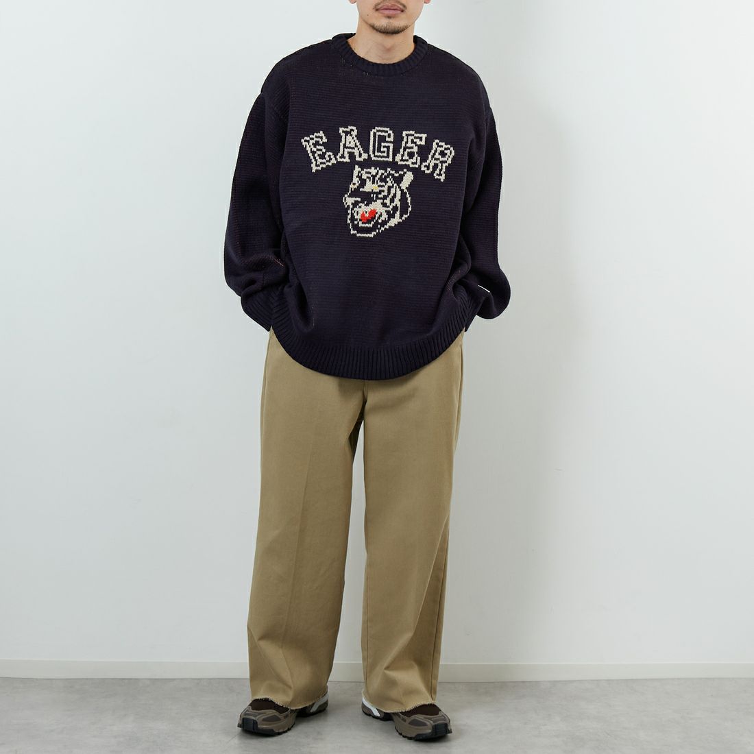 THE FOX [ザフォックス] 別注 アニマル柄クルーネックジャガードニット [JFL25AW-09-JF] NAVY &&モデル身長：168cm 着用サイズ：L&&