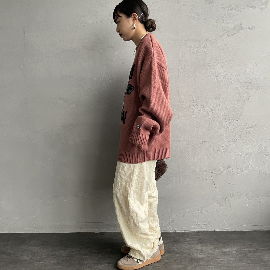 THE FOX [ザフォックス] 別注 アニマル柄クルーネックジャガードニット [JFL25AW-09-JF] PINK &&モデル身長：150cm 着用サイズ：S&&