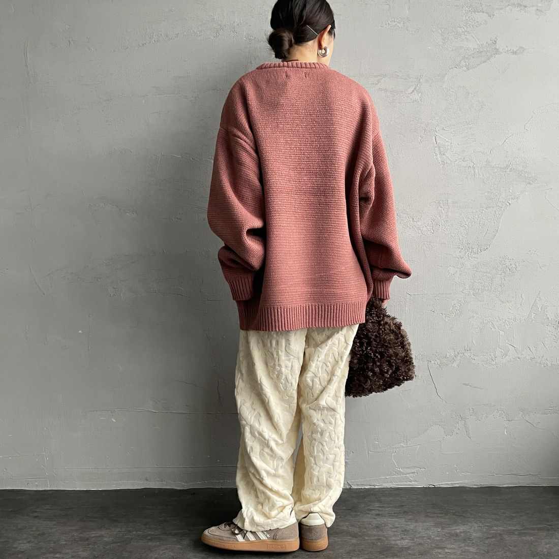 THE FOX [ザフォックス] 別注 アニマル柄クルーネックジャガードニット [JFL25AW-09-JF] PINK &&モデル身長：150cm 着用サイズ：S&&