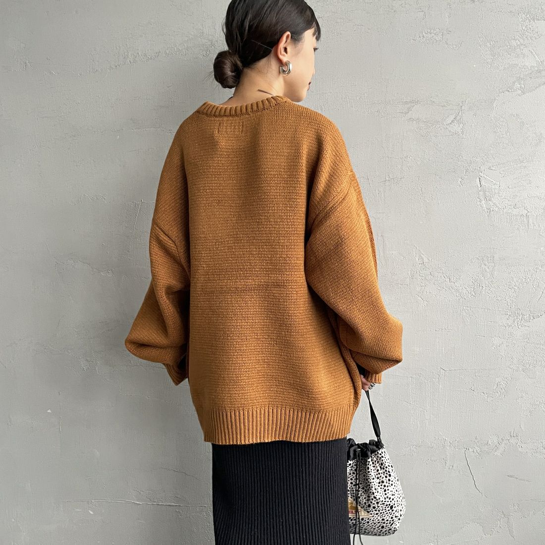 THE FOX [ザフォックス] 別注 アニマル柄クルーネックジャガードニット [JFL25AW-09-JF] CAMEL &&モデル身長：150cm 着用サイズ：S&&