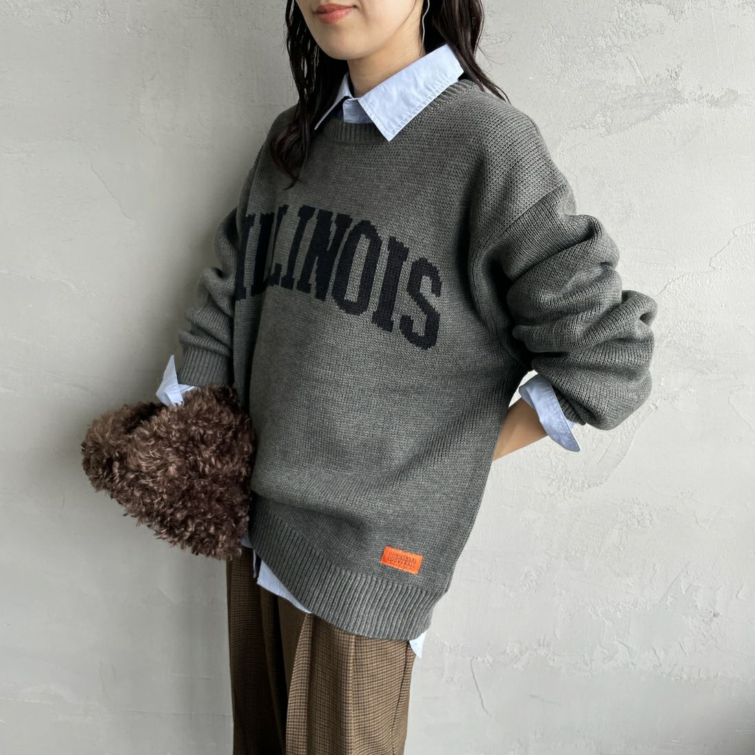 UNIVERSAL OVERALL [ユニバーサルオーバーオール] 別注 カレッジロゴニットセーター [U2533301IN-JF] CHARCOAL &&モデル身長：160cm 着用サイズ：S&&