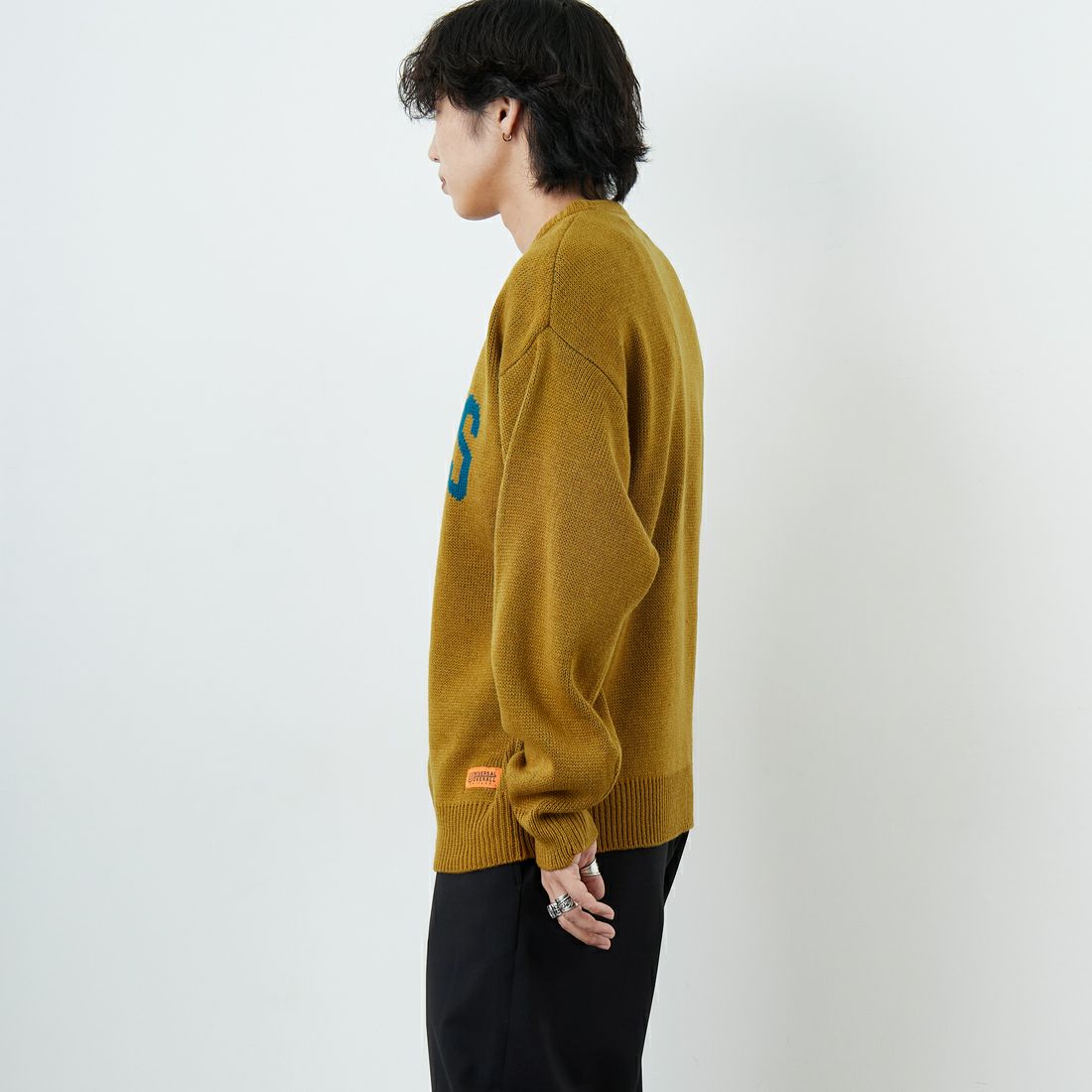 UNIVERSAL OVERALL [ユニバーサルオーバーオール] 別注 カレッジロゴニットセーター [U2533301IN-JF] BEIGE &&モデル身長：179cm 着用サイズ：M&&