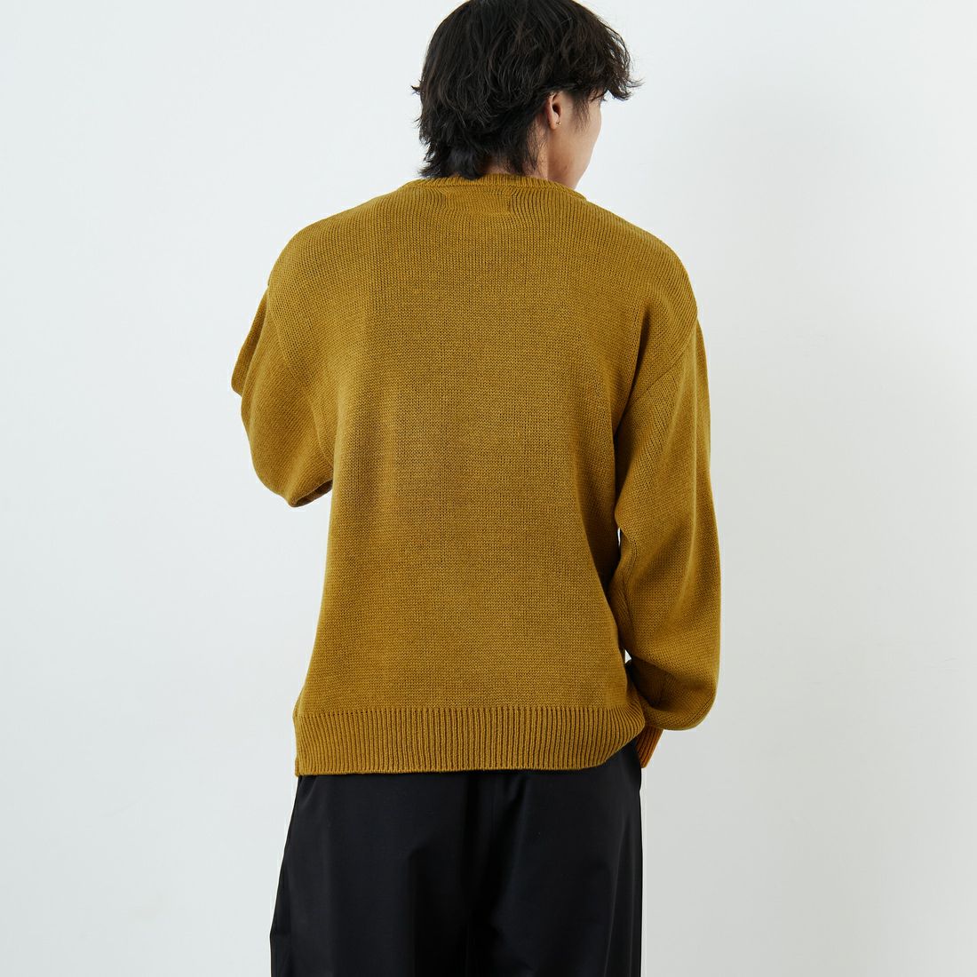 UNIVERSAL OVERALL [ユニバーサルオーバーオール] 別注 カレッジロゴニットセーター [U2533301IN-JF] BEIGE &&モデル身長：179cm 着用サイズ：M&&