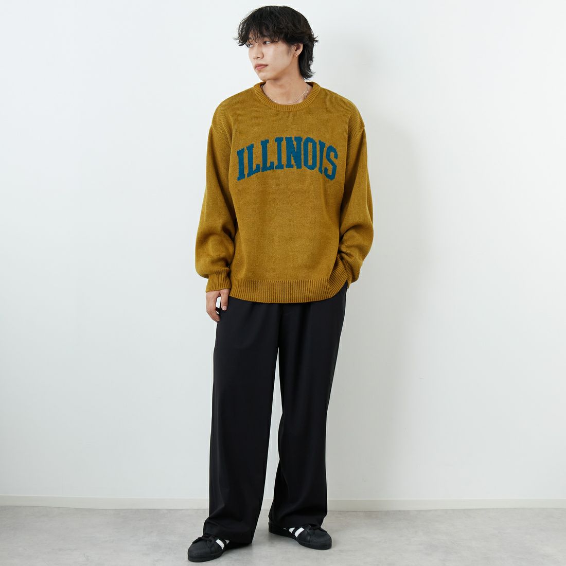 UNIVERSAL OVERALL [ユニバーサルオーバーオール] 別注 カレッジロゴニットセーター [U2533301IN-JF] BEIGE &&モデル身長：179cm 着用サイズ：M&&