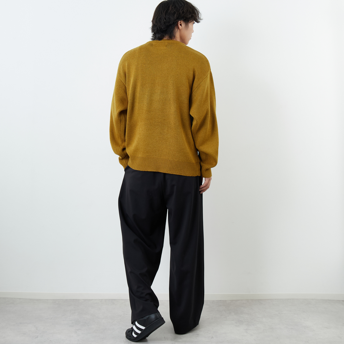 UNIVERSAL OVERALL [ユニバーサルオーバーオール] 別注 カレッジロゴニットセーター [U2533301IN-JF] BEIGE &&モデル身長：179cm 着用サイズ：M&&