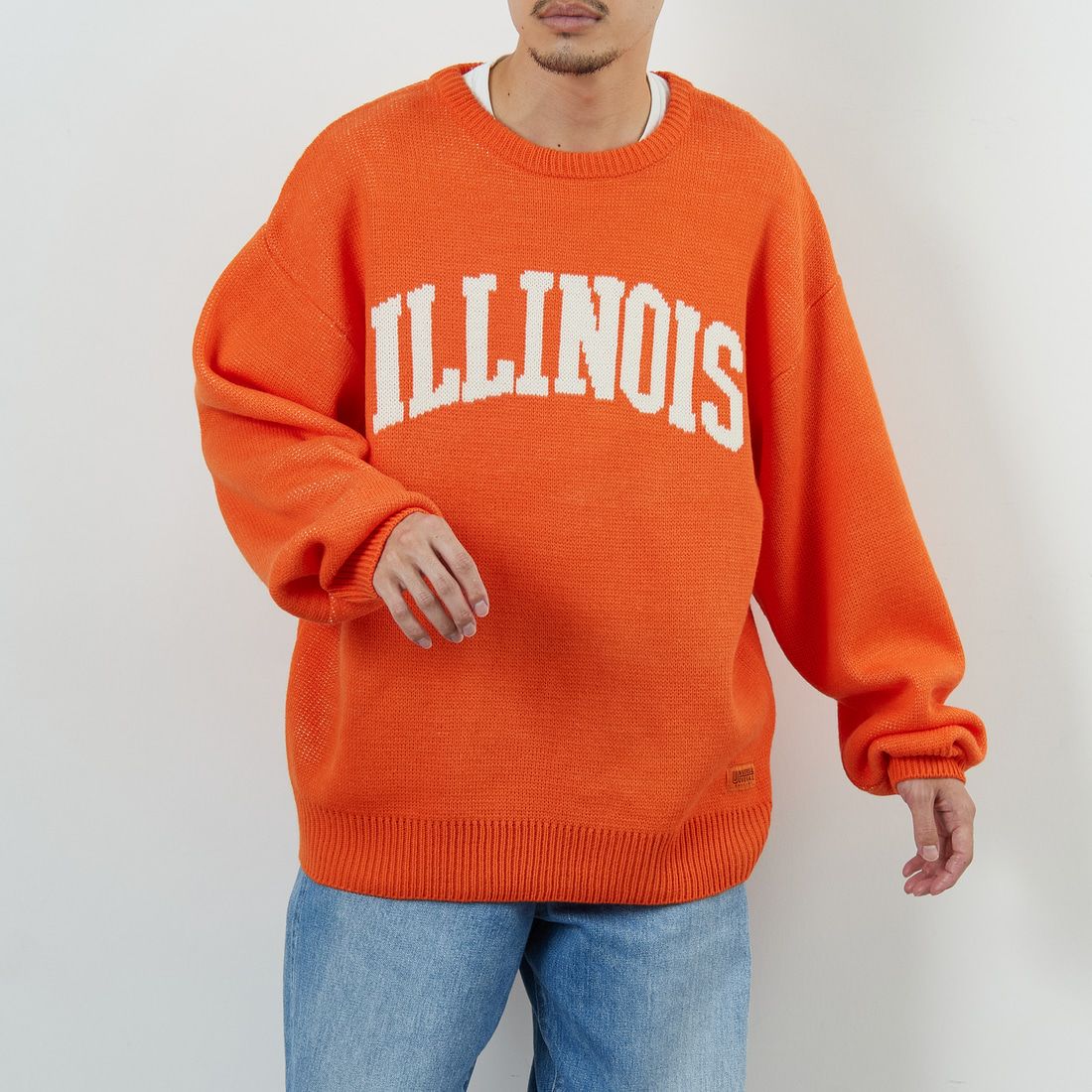 UNIVERSAL OVERALL [ユニバーサルオーバーオール] 別注 カレッジロゴニットセーター [U2533301IN-JF] ORANGE &&モデル身長：168cm 着用サイズ：M&&