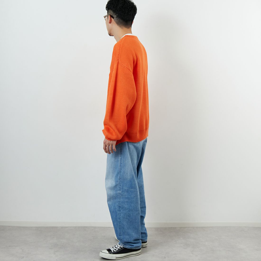 UNIVERSAL OVERALL [ユニバーサルオーバーオール] 別注 カレッジロゴニットセーター [U2533301IN-JF] ORANGE &&モデル身長：168cm 着用サイズ：M&&