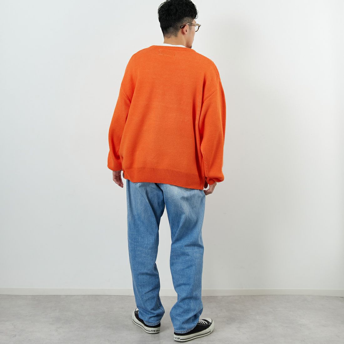 UNIVERSAL OVERALL [ユニバーサルオーバーオール] 別注 カレッジロゴニットセーター [U2533301IN-JF] ORANGE &&モデル身長：168cm 着用サイズ：M&&