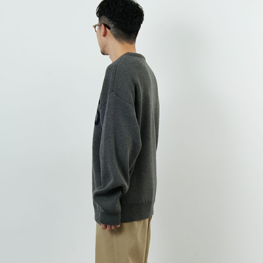 UNIVERSAL OVERALL [ユニバーサルオーバーオール] 別注 カレッジロゴニットセーター [U2533301IN-JF] CHARCOAL &&モデル身長：168cm 着用サイズ：L&&
