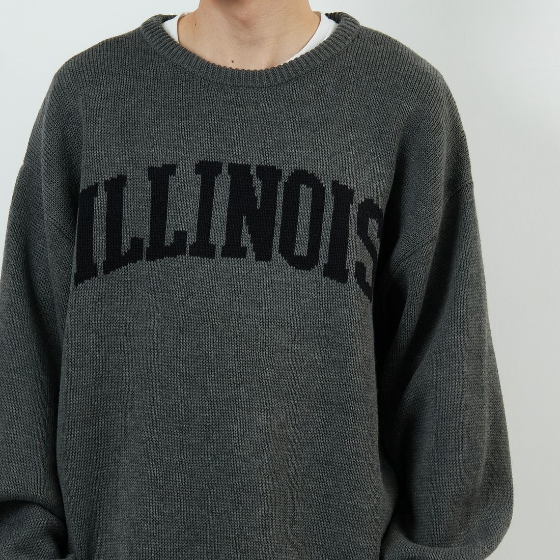 UNIVERSAL OVERALL [ユニバーサルオーバーオール] 別注 カレッジロゴニットセーター [U2533301IN-JF] CHARCOAL &&モデル身長：168cm 着用サイズ：L&&