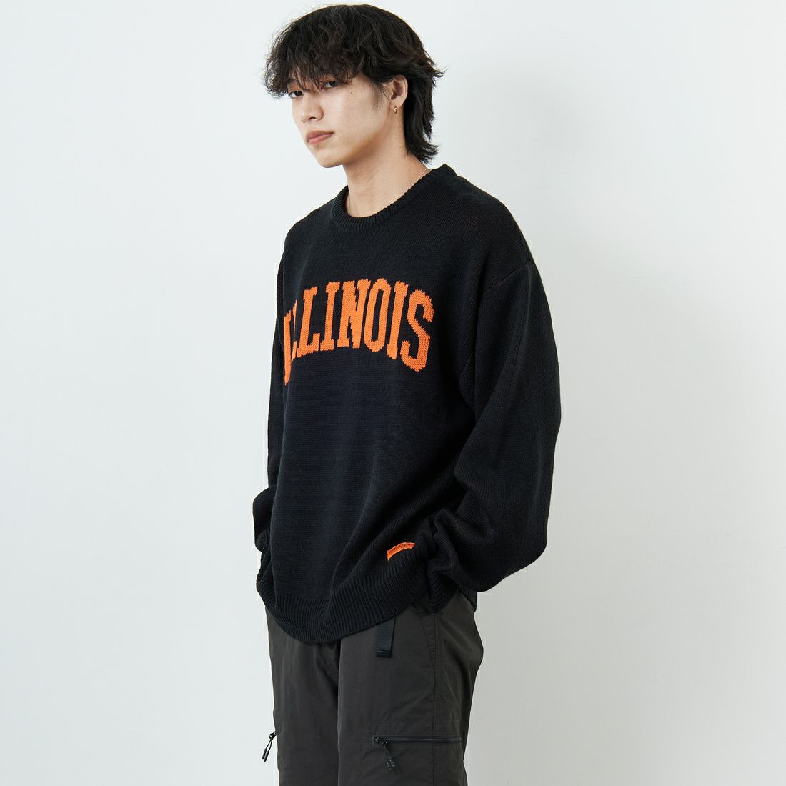 UNIVERSAL OVERALL [ユニバーサルオーバーオール] 別注 カレッジロゴニットセーター [U2533301IN-JF] BLACK &&モデル身長：179cm 着用サイズ：L&&