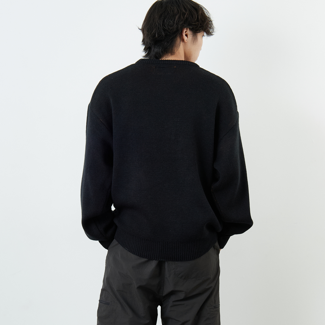 UNIVERSAL OVERALL [ユニバーサルオーバーオール] 別注 カレッジロゴニットセーター [U2533301IN-JF] BLACK &&モデル身長：179cm 着用サイズ：L&&