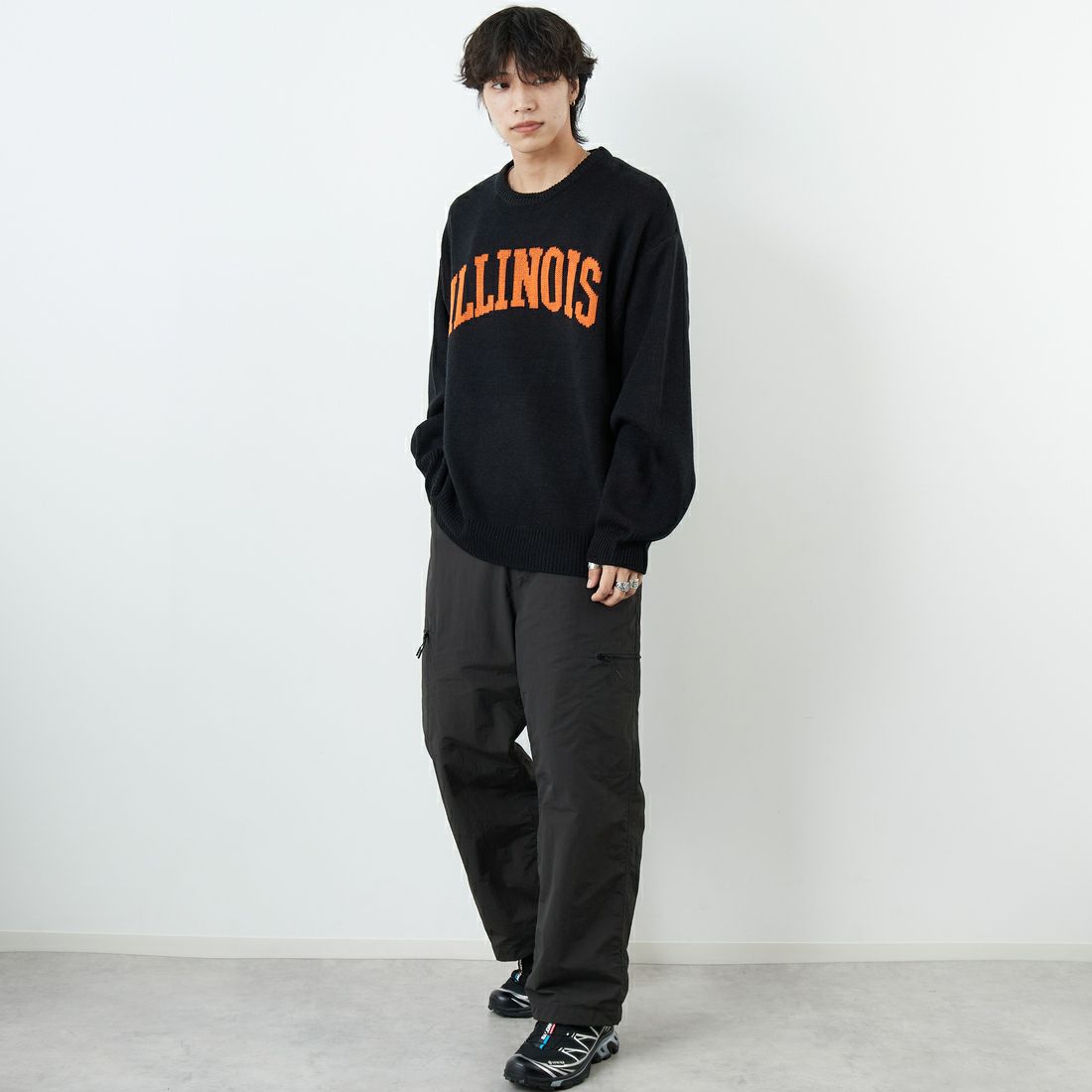 UNIVERSAL OVERALL [ユニバーサルオーバーオール] 別注 カレッジロゴニットセーター [U2533301IN-JF] BLACK &&モデル身長：179cm 着用サイズ：L&&