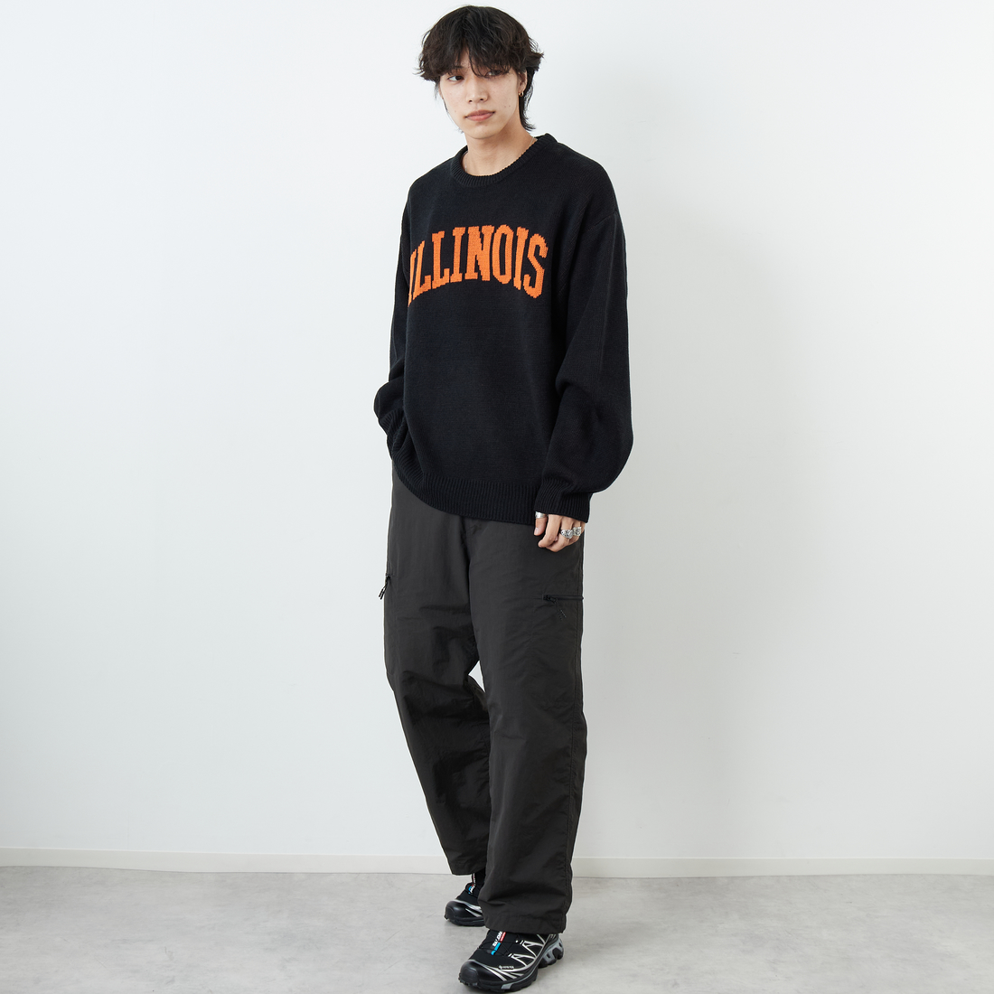 UNIVERSAL OVERALL [ユニバーサルオーバーオール] 別注 カレッジロゴニットセーター [U2533301IN-JF] BLACK &&モデル身長：179cm 着用サイズ：L&&