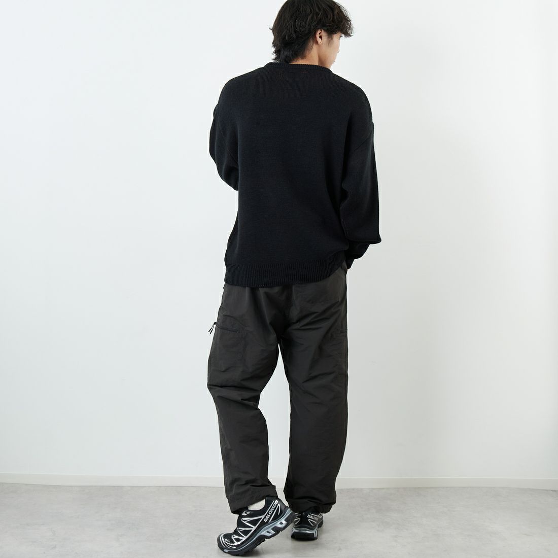 UNIVERSAL OVERALL [ユニバーサルオーバーオール] 別注 カレッジロゴニットセーター [U2533301IN-JF] BLACK &&モデル身長：179cm 着用サイズ：L&&