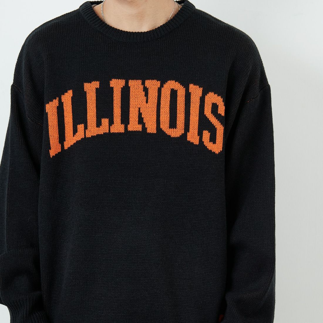 UNIVERSAL OVERALL [ユニバーサルオーバーオール] 別注 カレッジロゴニットセーター [U2533301IN-JF] BLACK &&モデル身長：179cm 着用サイズ：L&&