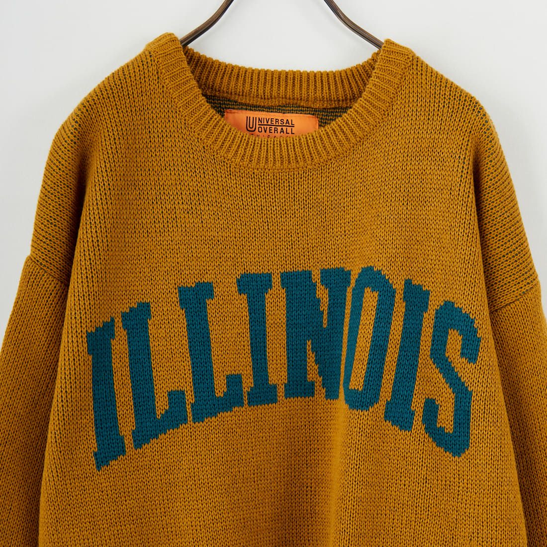 UNIVERSAL OVERALL [ユニバーサルオーバーオール] 別注 カレッジロゴニットセーター [U2533301IN-JF] BEIGE