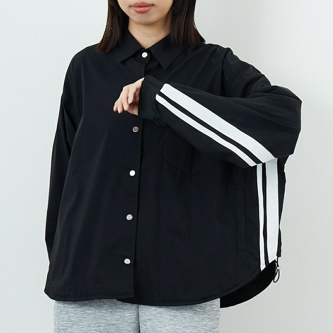 DIGNITE COLLIER [ディニテコリエ] サイドライン シャツブルゾン [80256120] 004 ﾌﾞﾗｯｸ &&モデル身長：162cm 着用サイズ：F&&