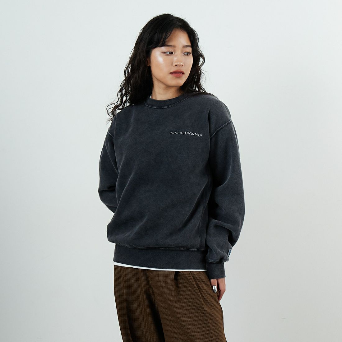 The Endless Summer [エンドレスサマー] バンダナ刺繍 ピグメントビッグスウェット [C-25774304] 01 BLACK &&モデル身長：162cm 着用サイズ：S&&