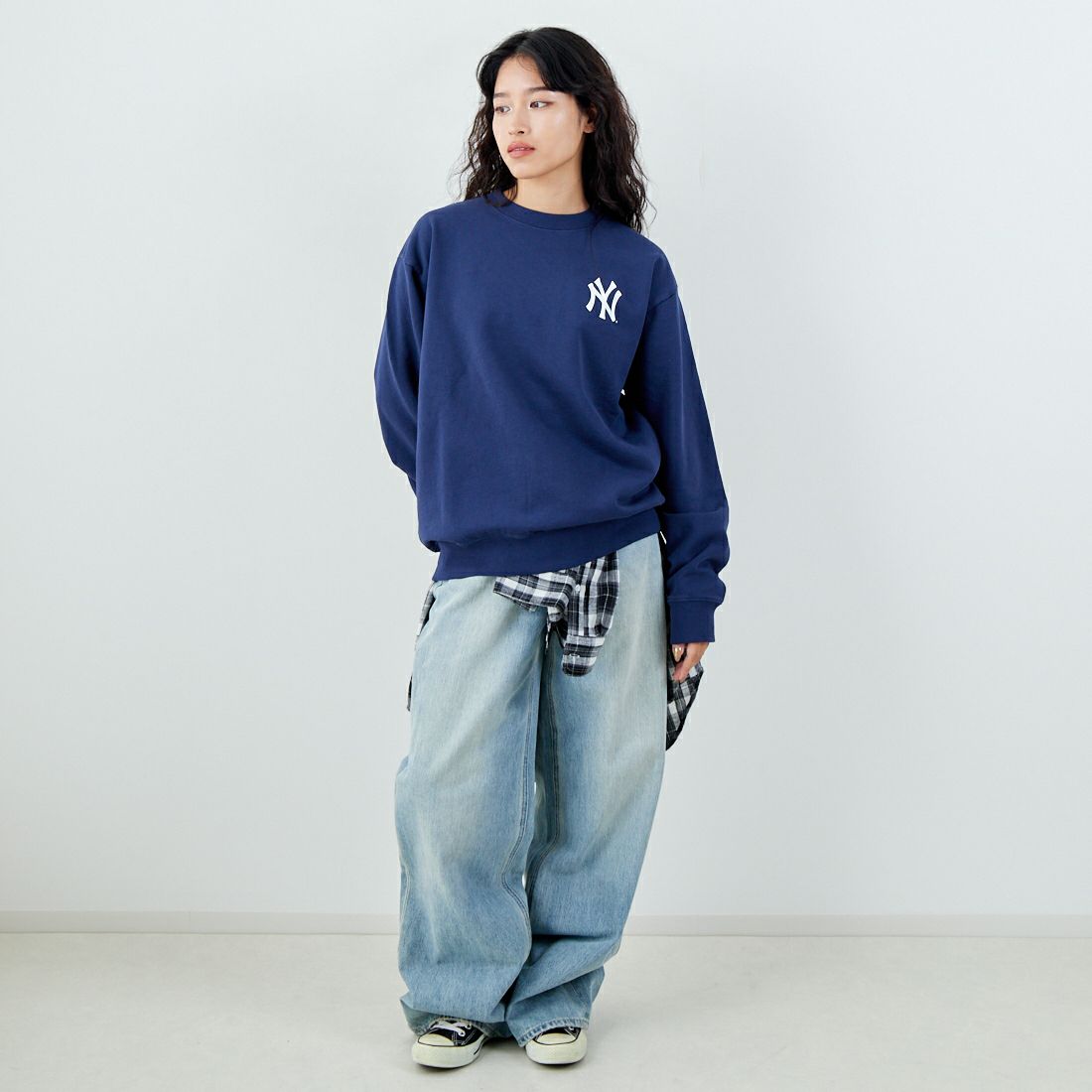 Sporty&Rich [スポーティアンドリッチ] NY セリフロゴクルーネックスウェット [ST071623631] DK.NAVY &&モデル身長：162cm 着用サイズ：S&&
