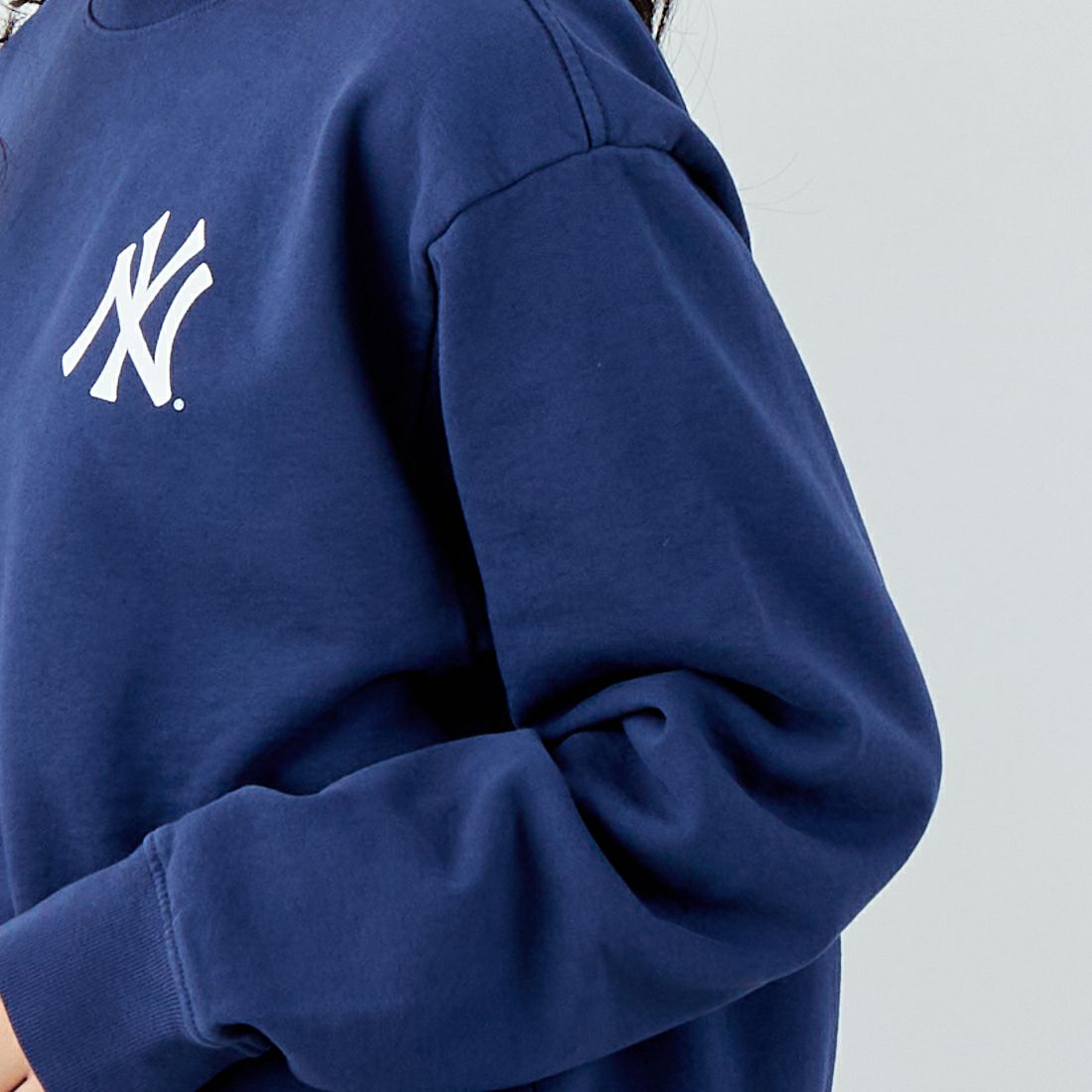 Sporty&Rich [スポーティアンドリッチ] NY セリフロゴクルーネックスウェット [ST071623631] DK.NAVY &&モデル身長：162cm 着用サイズ：S&&