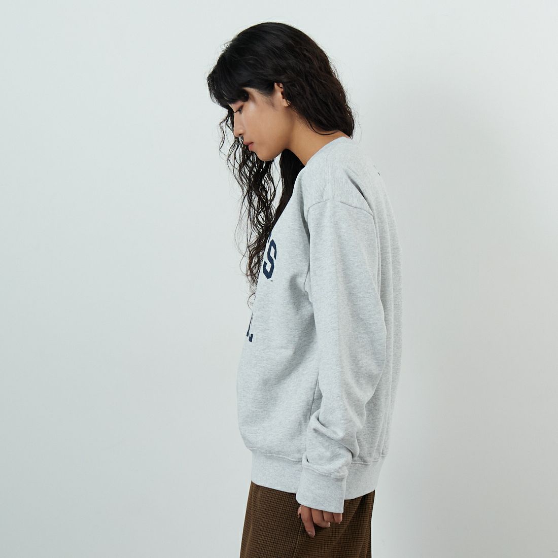 Sporty&Rich [スポーティアンドリッチ] NY アイビークルーネックスウェット [ST071623660] H.GRAY &&モデル身長：162cm 着用サイズ：S&&