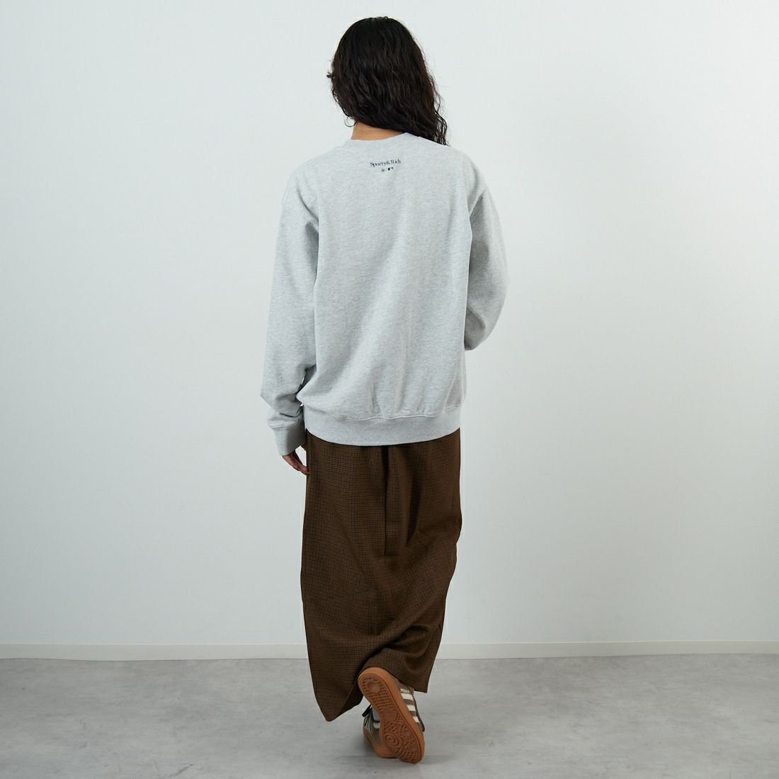 Sporty&Rich [スポーティアンドリッチ] NY アイビークルーネックスウェット [ST071623660] H.GRAY &&モデル身長：162cm 着用サイズ：S&&