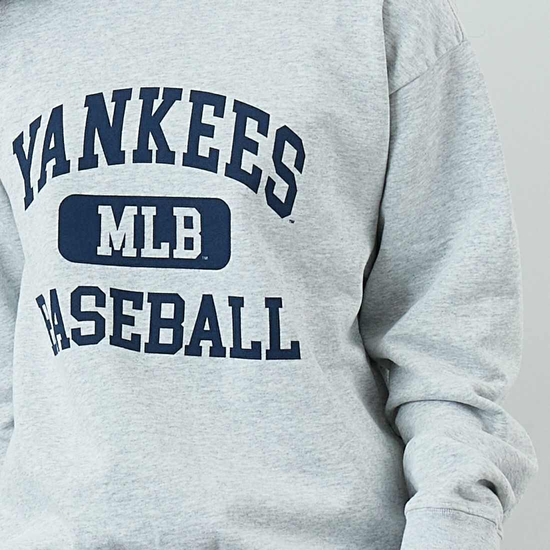 Sporty&Rich [スポーティアンドリッチ] NY アイビークルーネックスウェット [ST071623660] H.GRAY &&モデル身長：162cm 着用サイズ：S&&