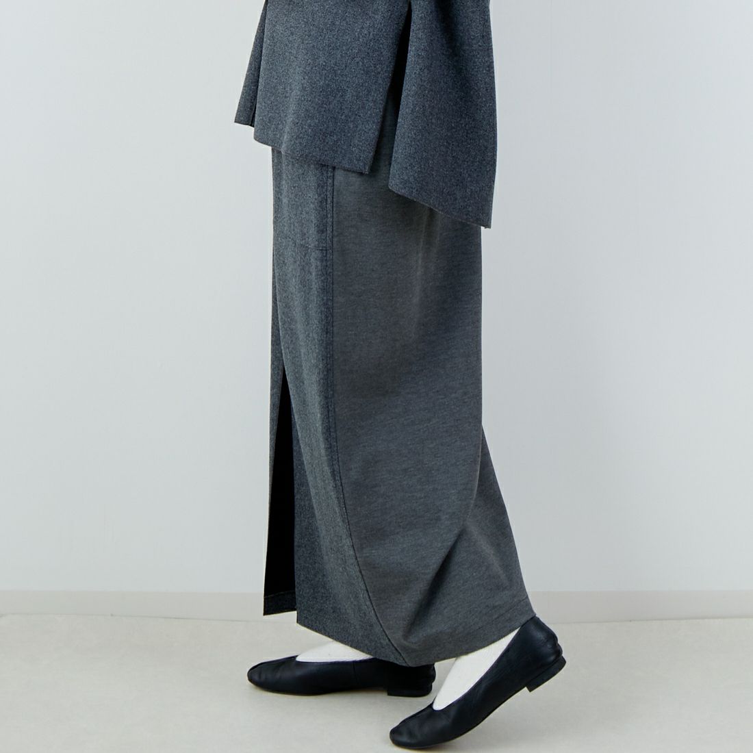 CHIGNON [シニヨン] ダブルフェイスジャージスカート [2855-212KK] CHARCOAL &&モデル身長：162cm 着用サイズ：F&&